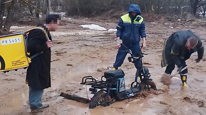 Во Владимире навигатор завел доставщика еды в песчаное болото