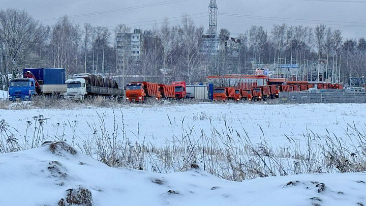 За гипермаркетом «Глобусом» начали производить пока не установленные властью работы