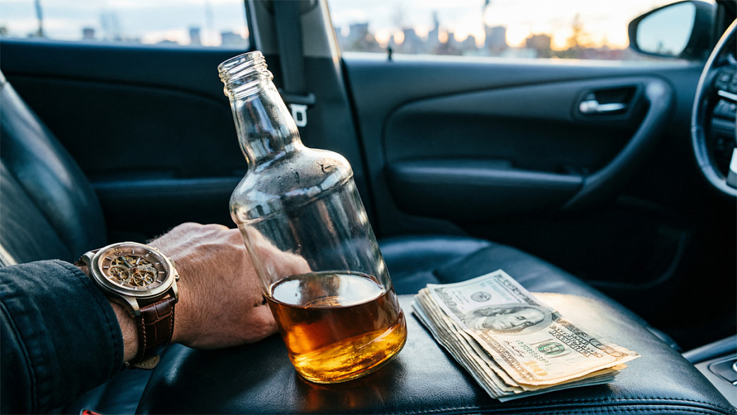 Пьяный водитель пытался откупиться от полиции дорогими часами и американскими долларами