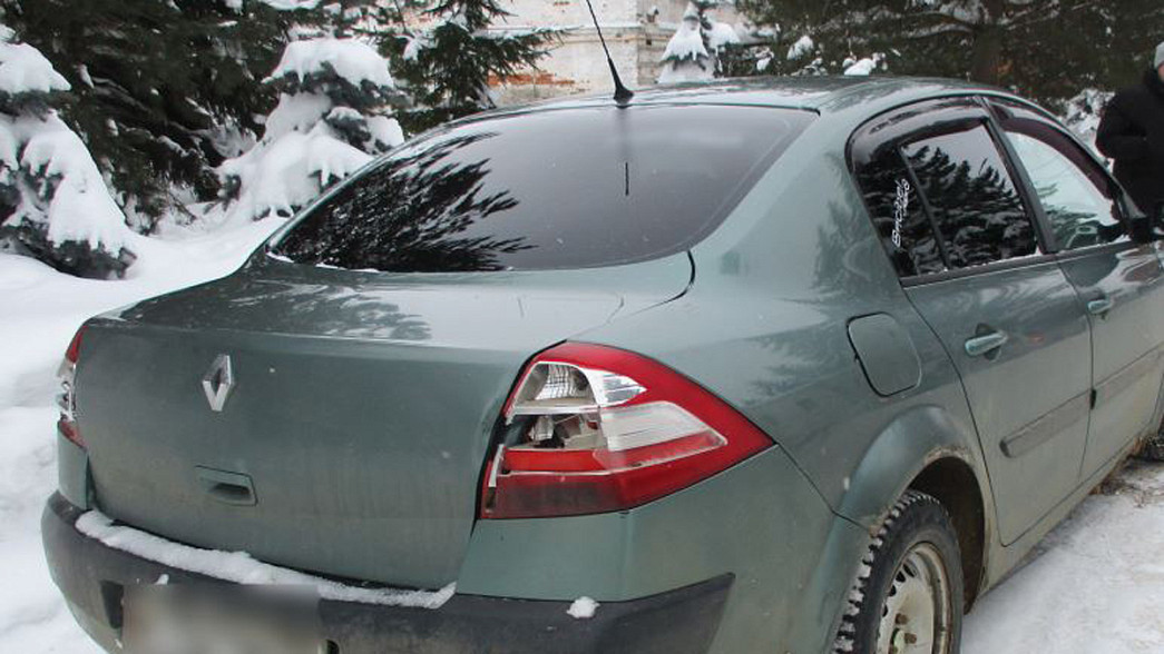 Гражданин разбил кирпичом машину из-за старого конфликта с ее владельцем