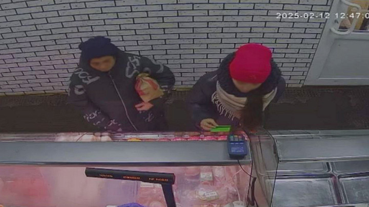 «Мать года» уговорила 12-летнюю дочь расплатиться в магазине чужой картой