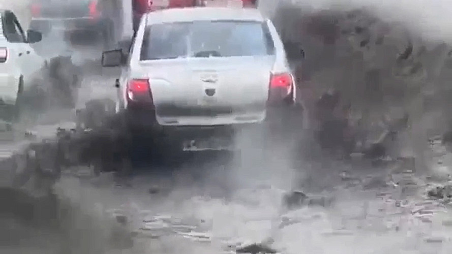 Водные процедуры для машин на дороге между Владимиром и Боголюбово