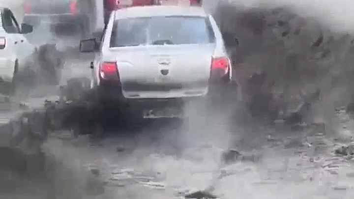 Водные процедуры для машин на дороге между Владимиром и Боголюбово