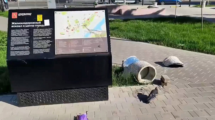 Вандалы прошлись по площади перед Вокзальным спуском во Владимире