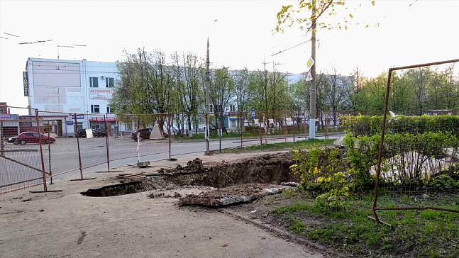 В выходные перекопают дорогу возле сквера на улице Чайковского