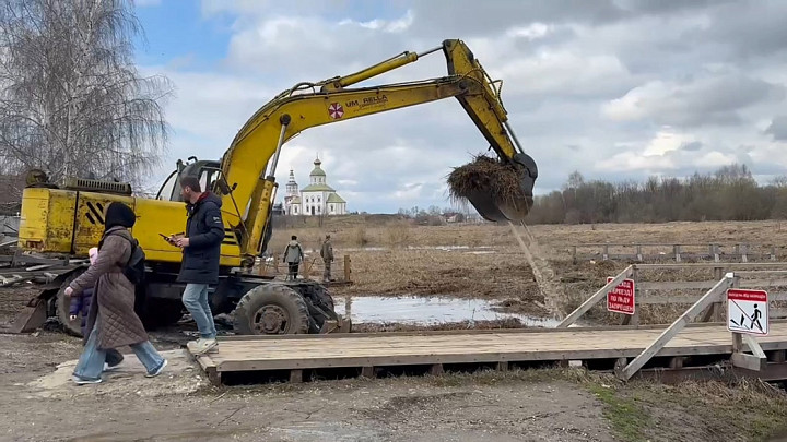 Судовладельцы, катающие туристов, сами расчистили берега реки Каменки в Суздале