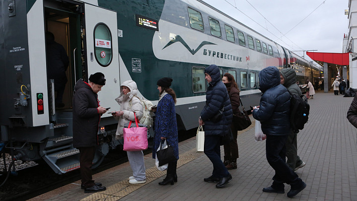 Двухэтажный поезд «Буревестник» станет длиннее на новогодние праздники