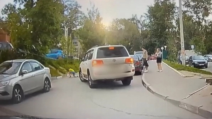 Полиция ищет водителя внедорожника, сбившего ребенка и уехавшего с места ДТП