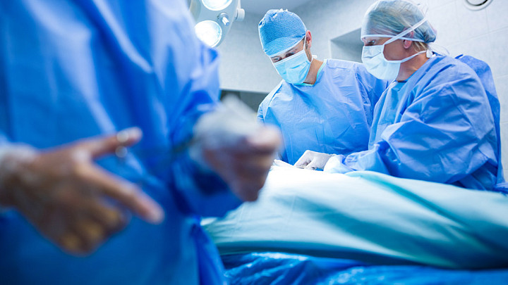 Хирурги заново собрали лицо девочке, на которую упал лед с крыши