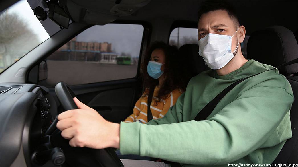 Полиция не запрещает ездить за рулем автомобилей без масок и перчаток во время всеобщей изоляции из-за коронавируса