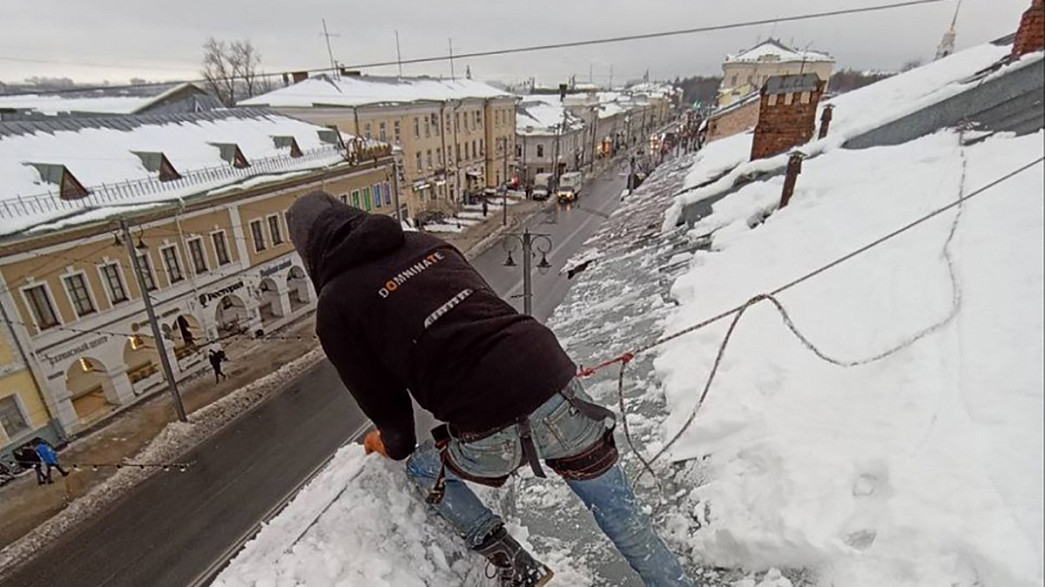Глава города Владимира Дмитрий Наумов пригрозил управляющим компаниям прокуратурой за плохую уборку дворов от снега