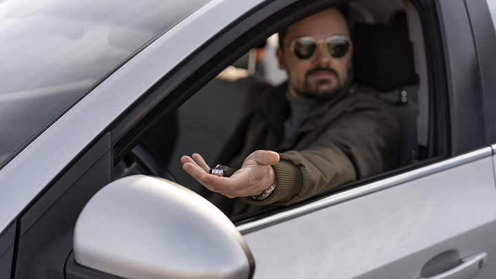 Владимирец не захотел отдавать права за пьяную езду и заявил, что потерял их. А спустя семь лет предъявил сотрудникам ГАИ