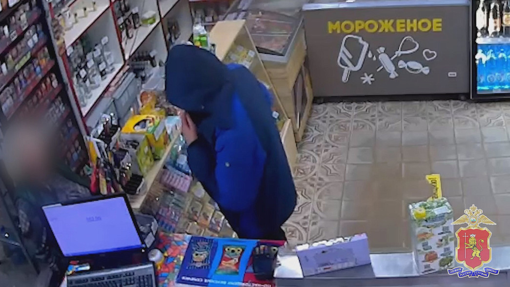 Как в лихие 90-е: двое налётчиков в спортивных костюмах грабили магазинные кассы