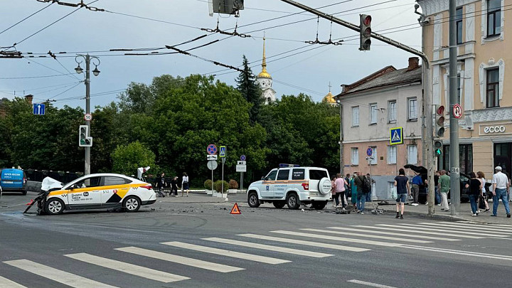 На перекрестке улиц Большой Московской и Гагарина во Владимире столкнулись две иномарки, одна из которых такси