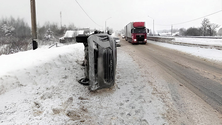 Водители переворачиваются на заснеженных дорогах. Скоро снег смерзнется и станет еще опаснее