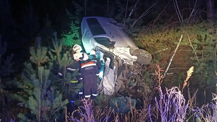 Спасатели извлекли из опрокинувшегося автомобиля тело погибшего водителя