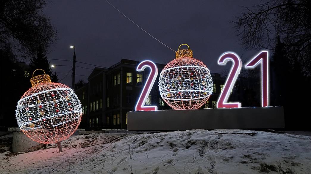 Мэрия Владимира украшает город к новогодним праздникам - на Соборной площади начали устанавливать главную елку
