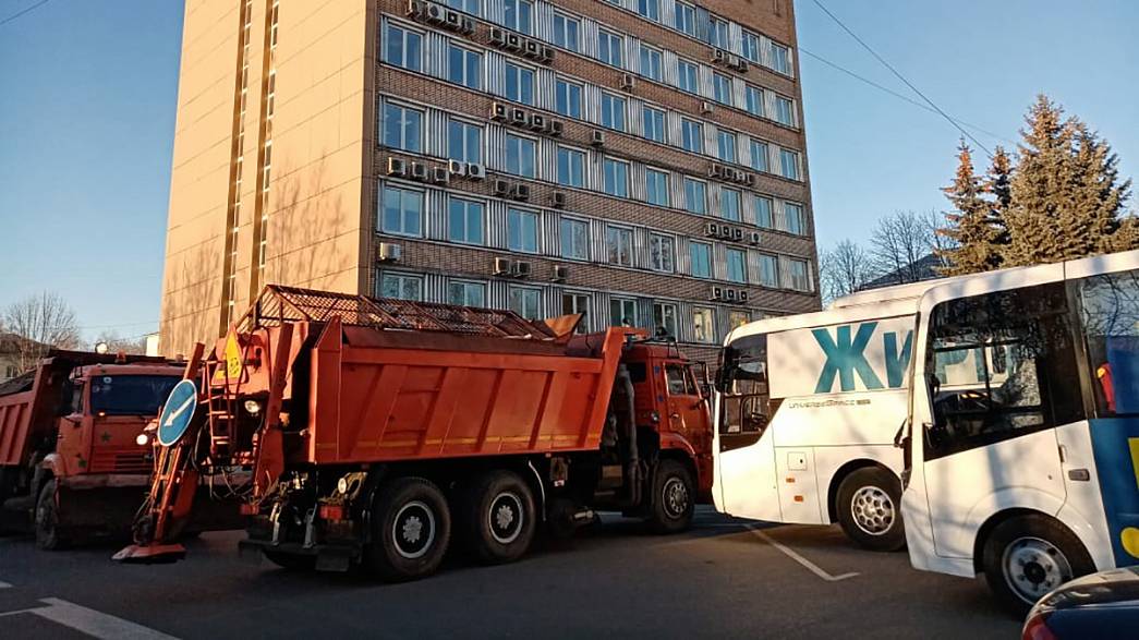 Во Владимире возле здания мэрии спецтехникой заблокированы автобусы ЛДПР