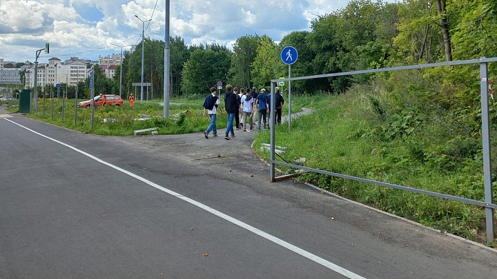 Во Владимире снимают забор вдоль новой дороги. Но не открывают движение по ней