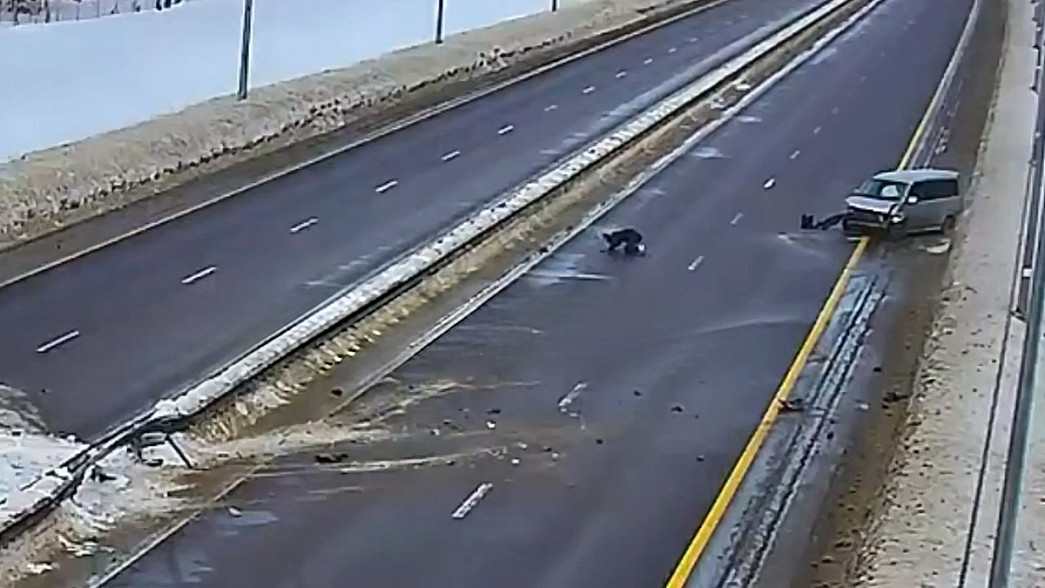 Не пристегнутый ремнем человек вылетел из машины на дорогу