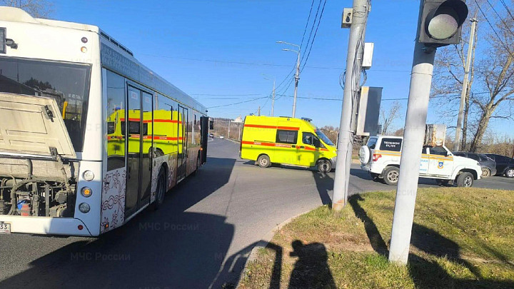 В аварии с автобусом на дамбе в Загородном есть пострадавшие
