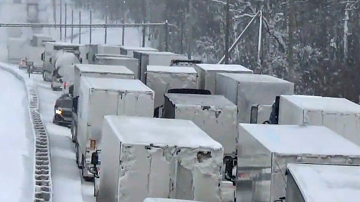 Второй день снегопада: и снова пробки на М-7 из-за аварий