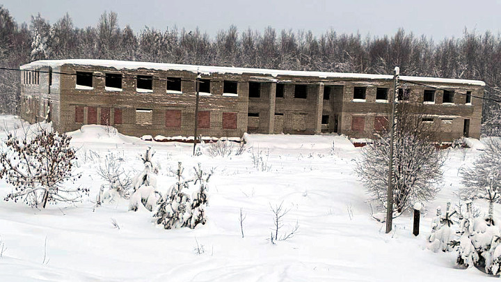 Девочка провалилась в люк в недостроенном здании