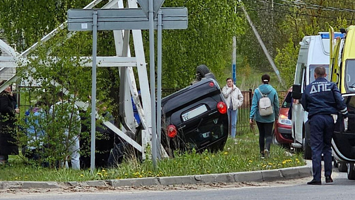 В аварии с перевернувшейся машиной пострадали две пенсионерки — водитель и пассажир
