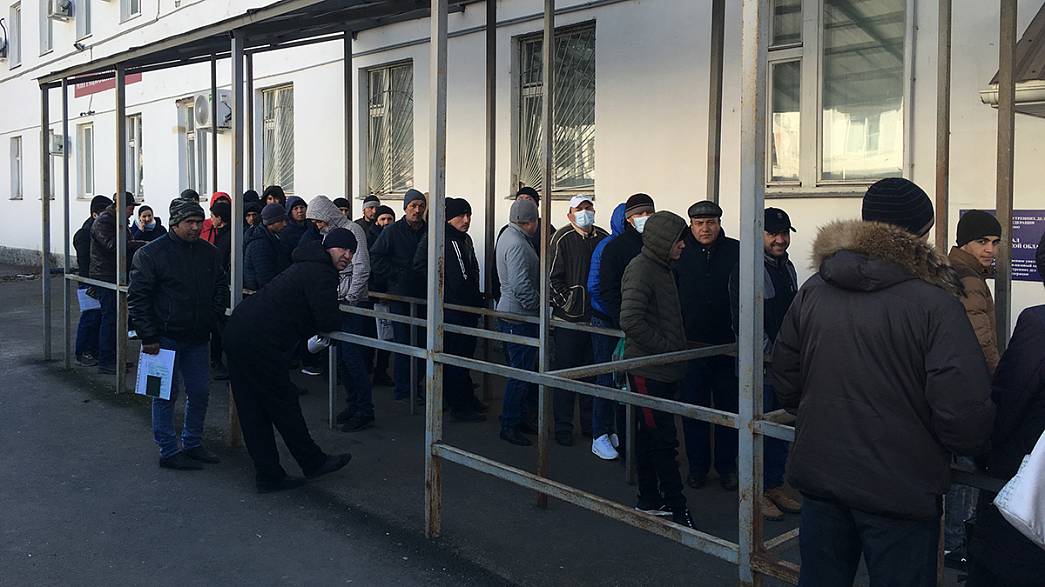Во Владимире, несмотря на «коронавирусные ограничения», граждане соседних республик собираются большими группами у Миграционного центра 
