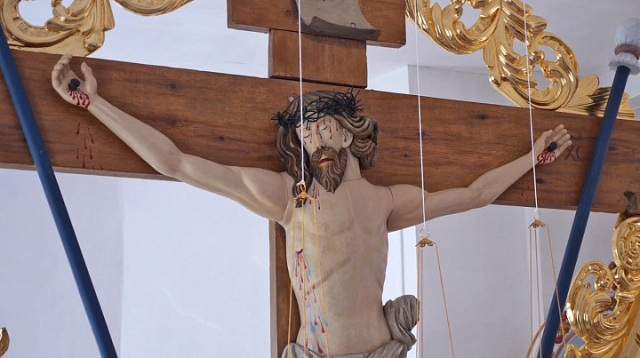 Реставраторы восстановили уникальное деревянное распятие из церкви Воскресенской слободки Суздальского района