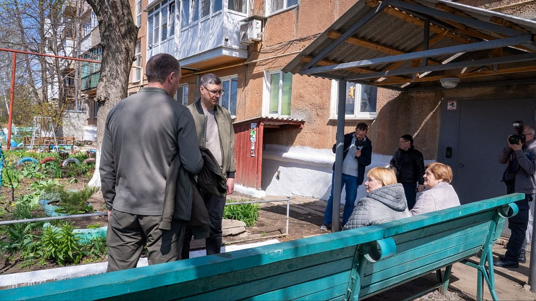 Губернатор Александр Авдеев оценил, как восстанавливают улицы и объекты подшефного города на Донбассе