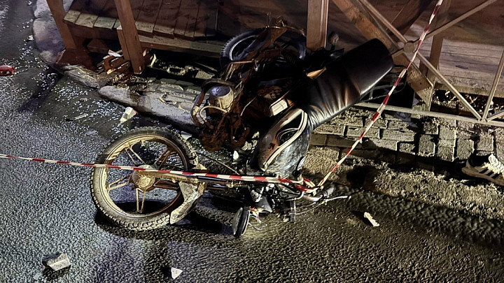 Мопед протаранил строительные леса школы №1 в центре города Владимира