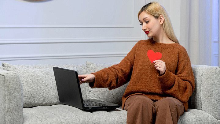 Мужчина выманивал у женщин деньги, находясь при этом в исправительном центре