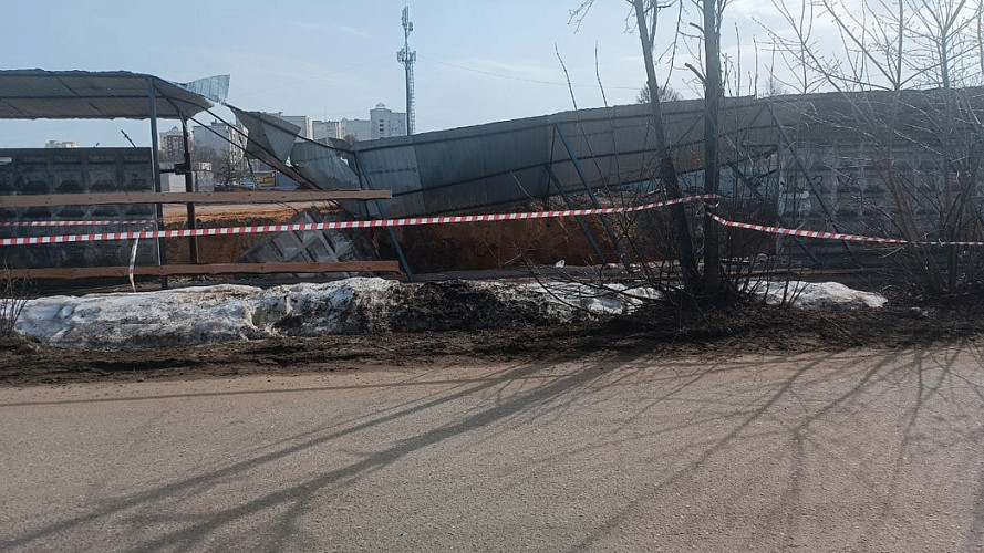 Бетонный забор бывшего таксопарка города Владимира угрожает пешеходам