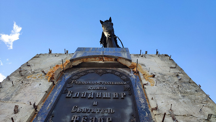 Во Владимире зачистили конный памятник князю Владимиру