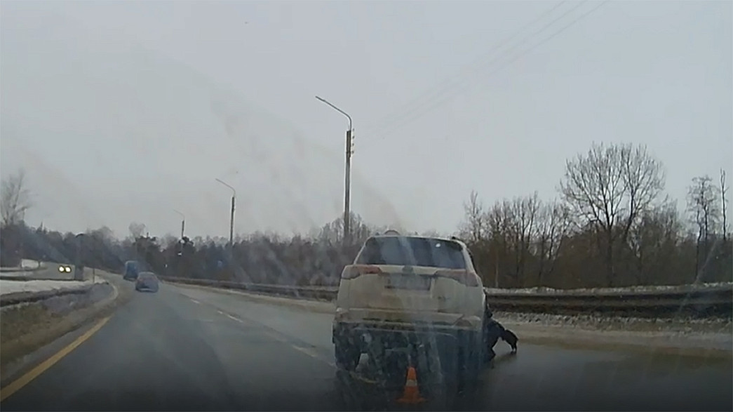 Дорожники заплатят владельцу машины, попавшей в выбоину, почти два миллиона
