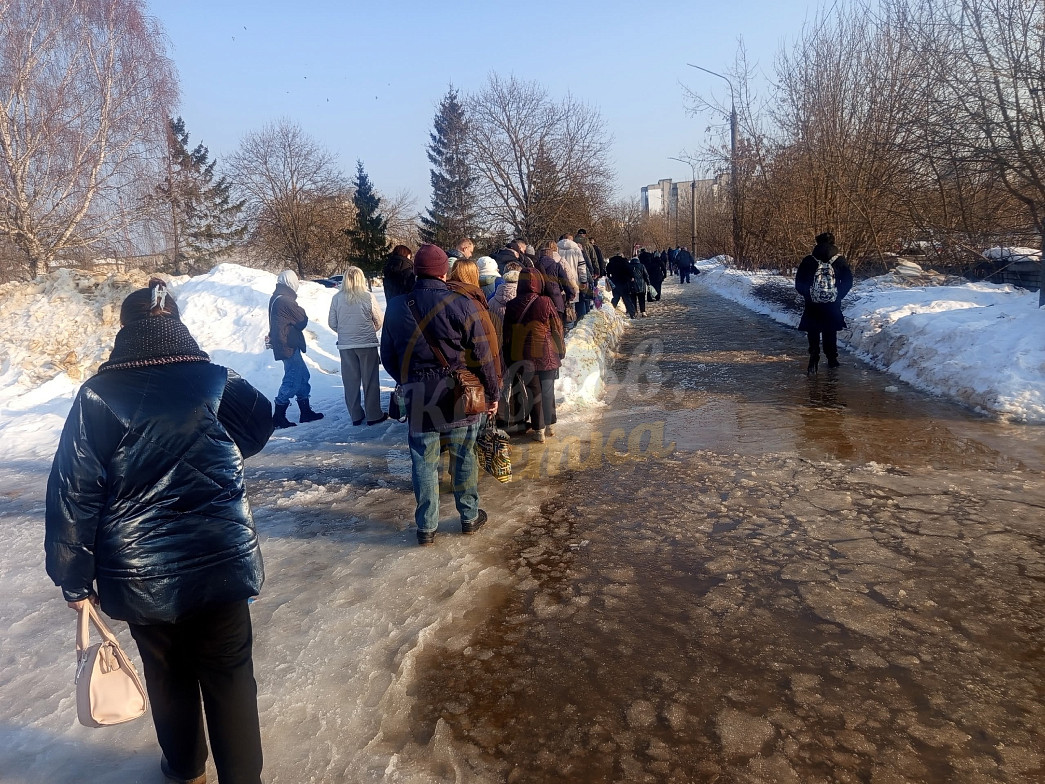 Ковровчане добираются на завод почти вплавь