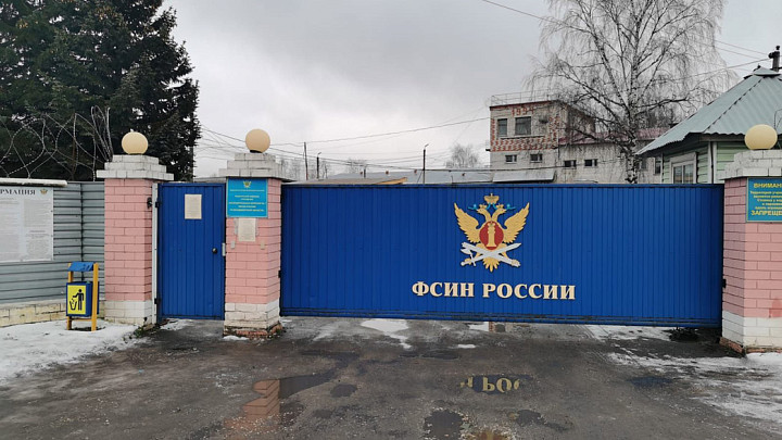 Чтобы оформить передачу в женскую колонию, нужно простоять в очереди четыре часа