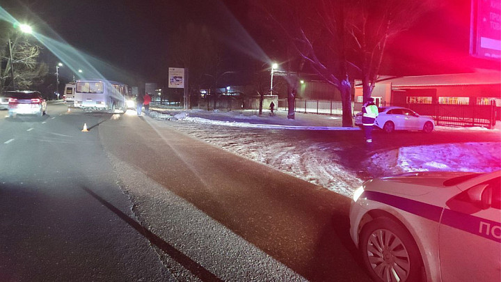 Водитель автобуса отвлекся на телефон и задавил насмерть пожилую женщину