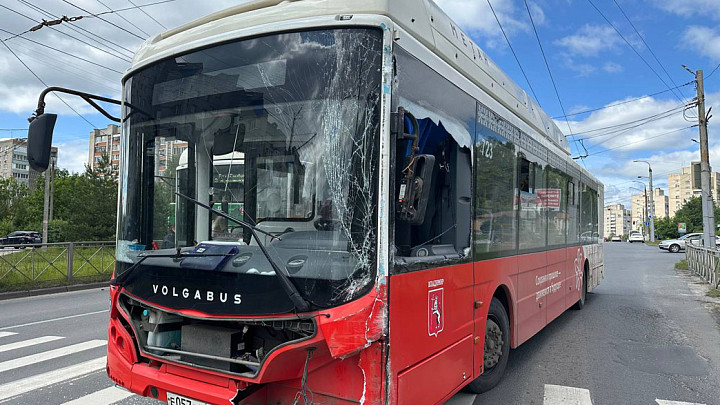 Два автобуса с пассажирами не поделили перекресток