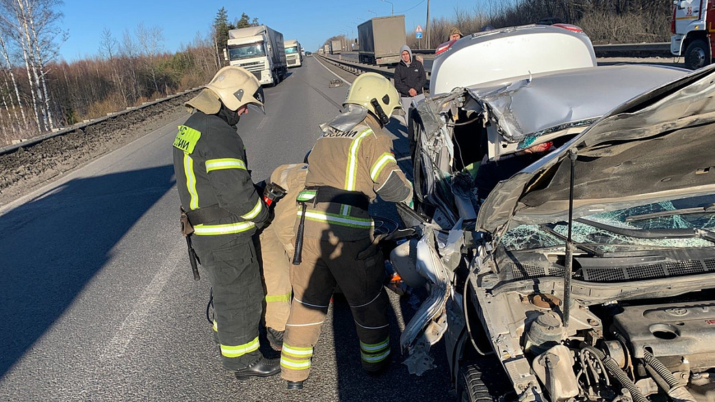 На федеральной трассе М-7 в Гороховце спасателям пришлось извлекать людей из легкового автомобиля, врезавшегося в фуру
