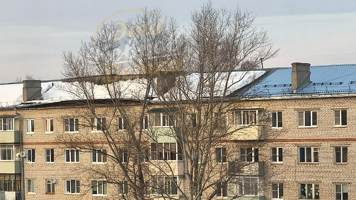 Рядом с отремонтированной частью крыши провалился новый фрагмент кровли