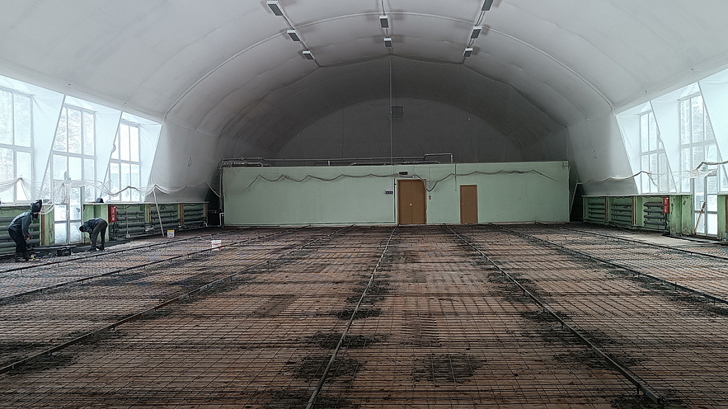 В многострадальном спортзале Кадетского корпуса в Радужном возобновили ремонт