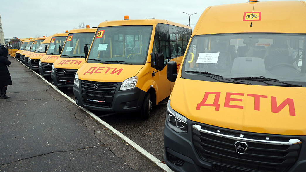 Церемонию передачи школьных автобусов убрали от владимирского Белого дома