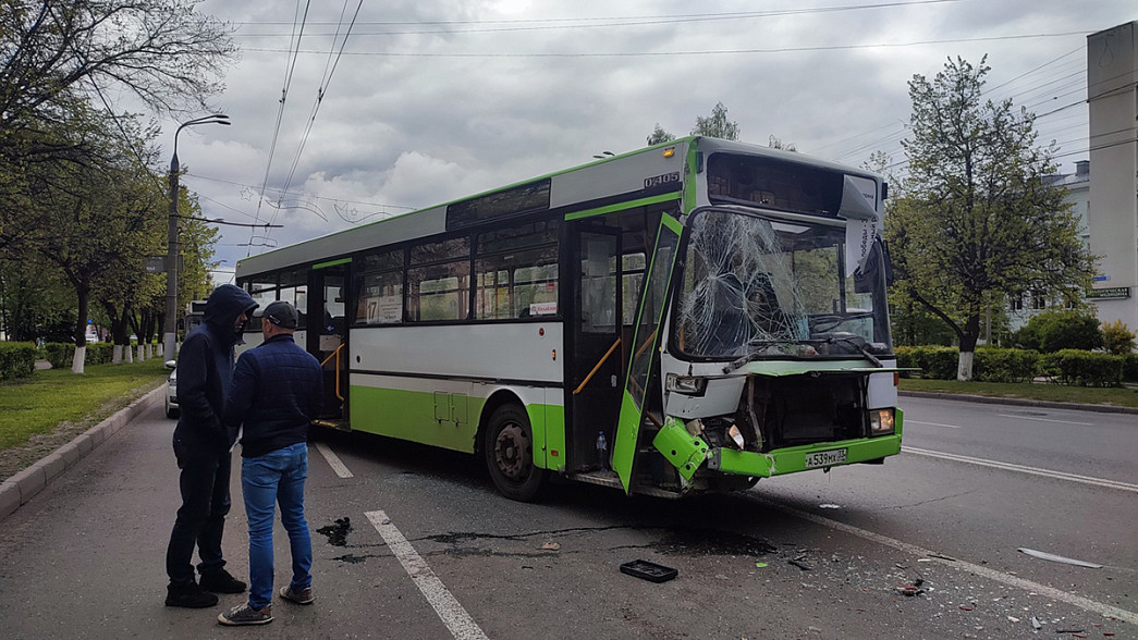 На Садовой площади в городе Владимире столкнулись автобус № 17 и маршрутка № 5