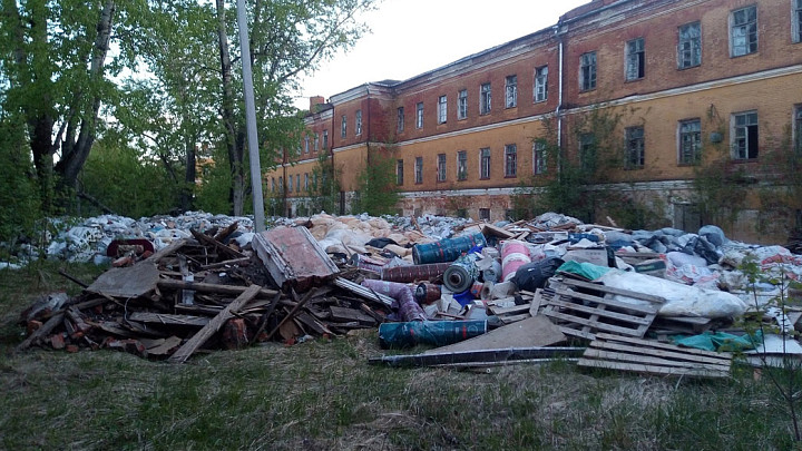 Во Владимире нашли свалку строительного мусора. Она находится в 300 метрах от места, где кто-то сбросил токсичные химикаты