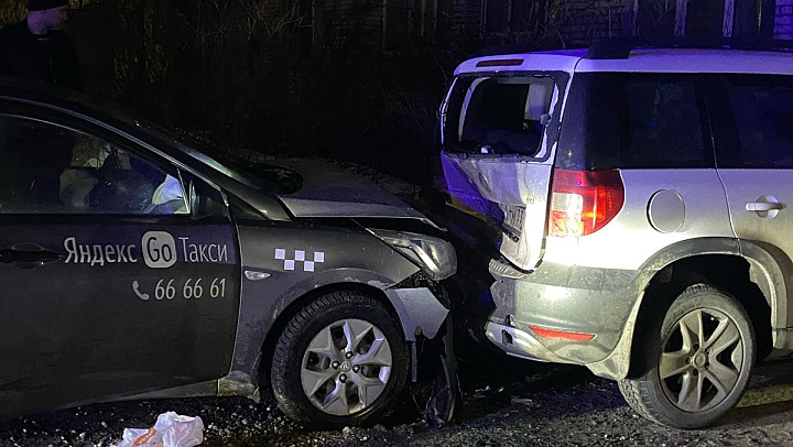 Пьяный водитель такси разбил припаркованную машину о стену дома