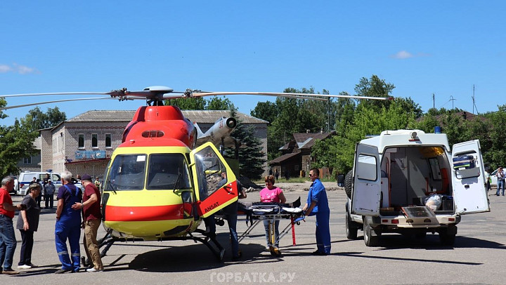 Спасателя, пострадавшего при ликвидации крупного пожара в Селивановском районе, эвакуировали в ОКБ